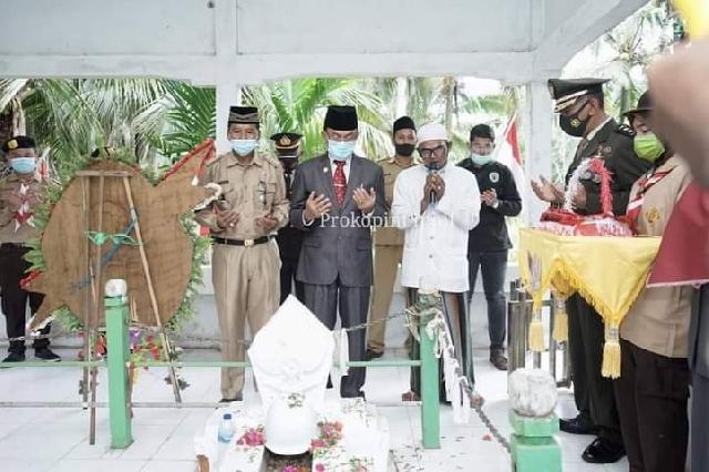Mengingat Jasa Pahlawan, Bupati Wardan Ziarah ke Makam Letda M Boya
