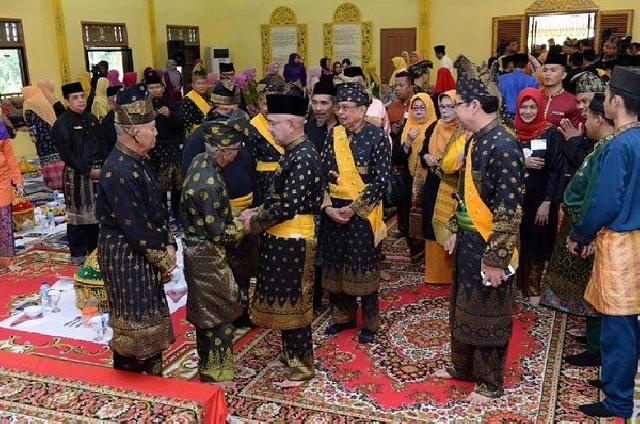 Galeri Photo Pengukuhan Gelar Datuk Seri Setia Amanah kepada Gubernur Riau H Arsyadjuliandi Rachman