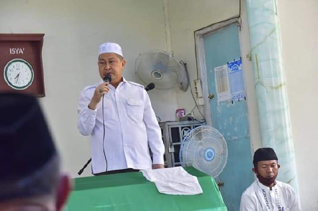 Wabup SU Ikut menyolatkan Almarhumah Nur Khairiah KA UPTD Dukcapil Tempuling