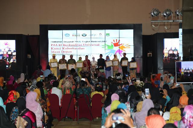 Bupati Wardan Terima Penghargaan Atas Peningkatan PAUD