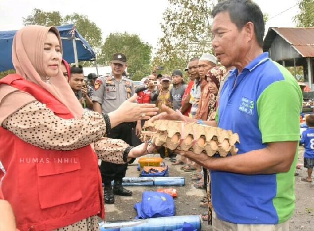 HM Wardan Serahkan Sembako untuk Korban Kebakaran Jalan Kayu Jati