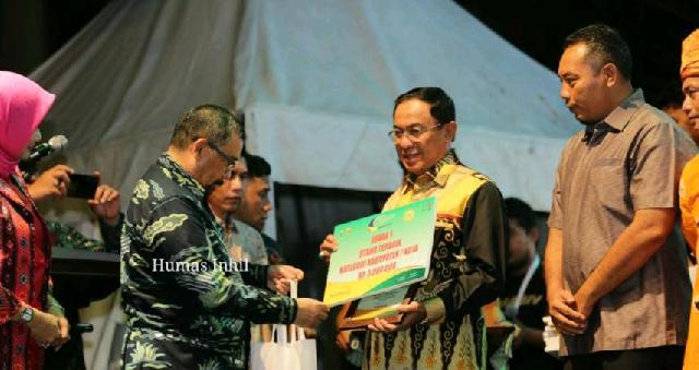 Bupati Wardan Terima Penghargaan Sebagai Juara 1 Stand Terbaik Riau Expo TH 2019