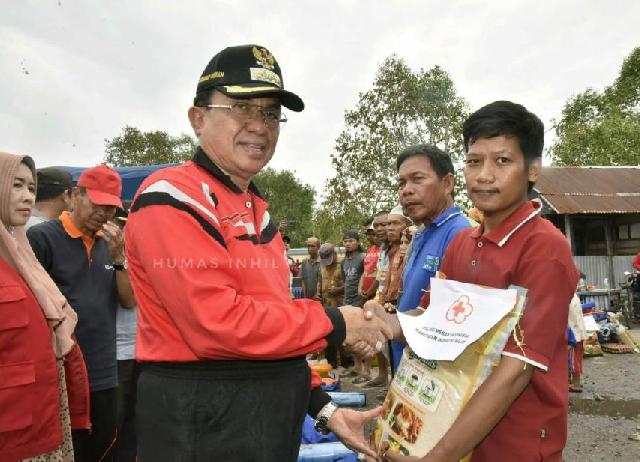 HM Wardan Serahkan Sembako untuk Korban Kebakaran Jalan Kayu Jati