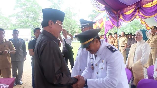HM Wardan Lantik Dua Kades di Kecamatan Kempas