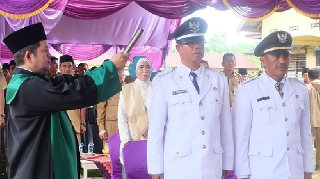 HM Wardan Lantik Dua Kades di Kecamatan Kempas