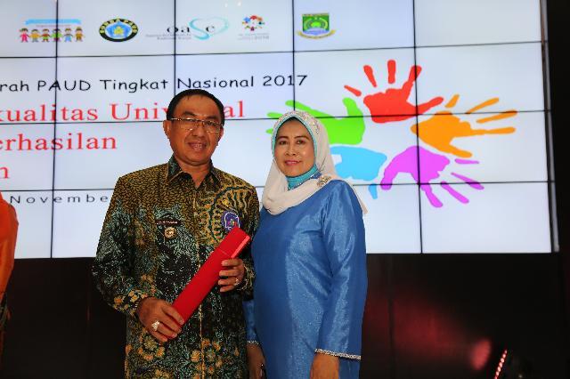Bupati Wardan Terima Penghargaan Atas Peningkatan PAUD