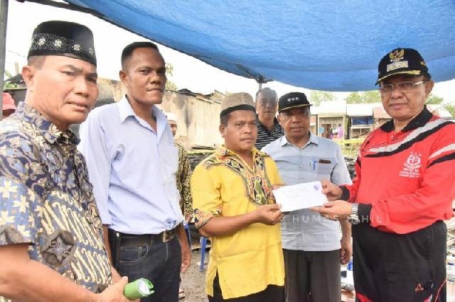 HM Wardan Serahkan Sembako untuk Korban Kebakaran Jalan Kayu Jati