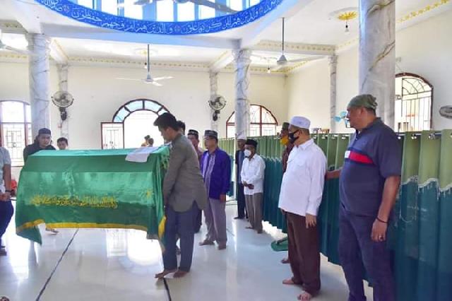 Wabup SU Ikut menyolatkan Almarhumah Nur Khairiah KA UPTD Dukcapil Tempuling