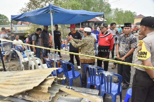 HM Wardan Serahkan Sembako untuk Korban Kebakaran Jalan Kayu Jati