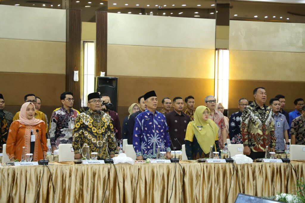 Bupati Inhil Menghadiri Pertemuan Komisi II DPR RI Dengan Pemprov & Pemda Se Provinsi  Riau