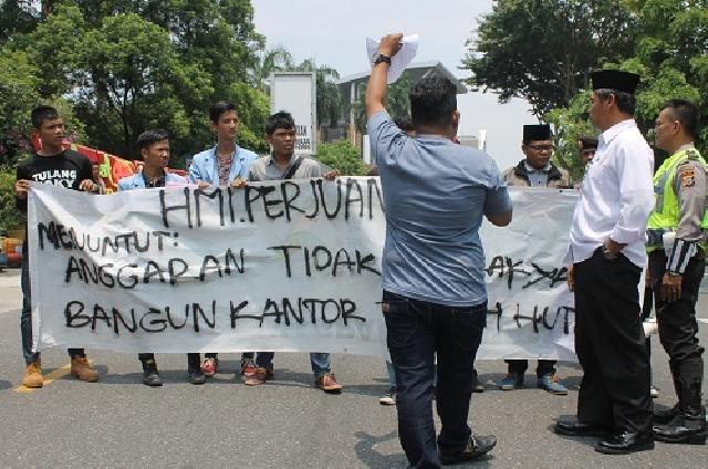 Aksi Demonstrasi Himpunan Muda Indonesia Perjuangan